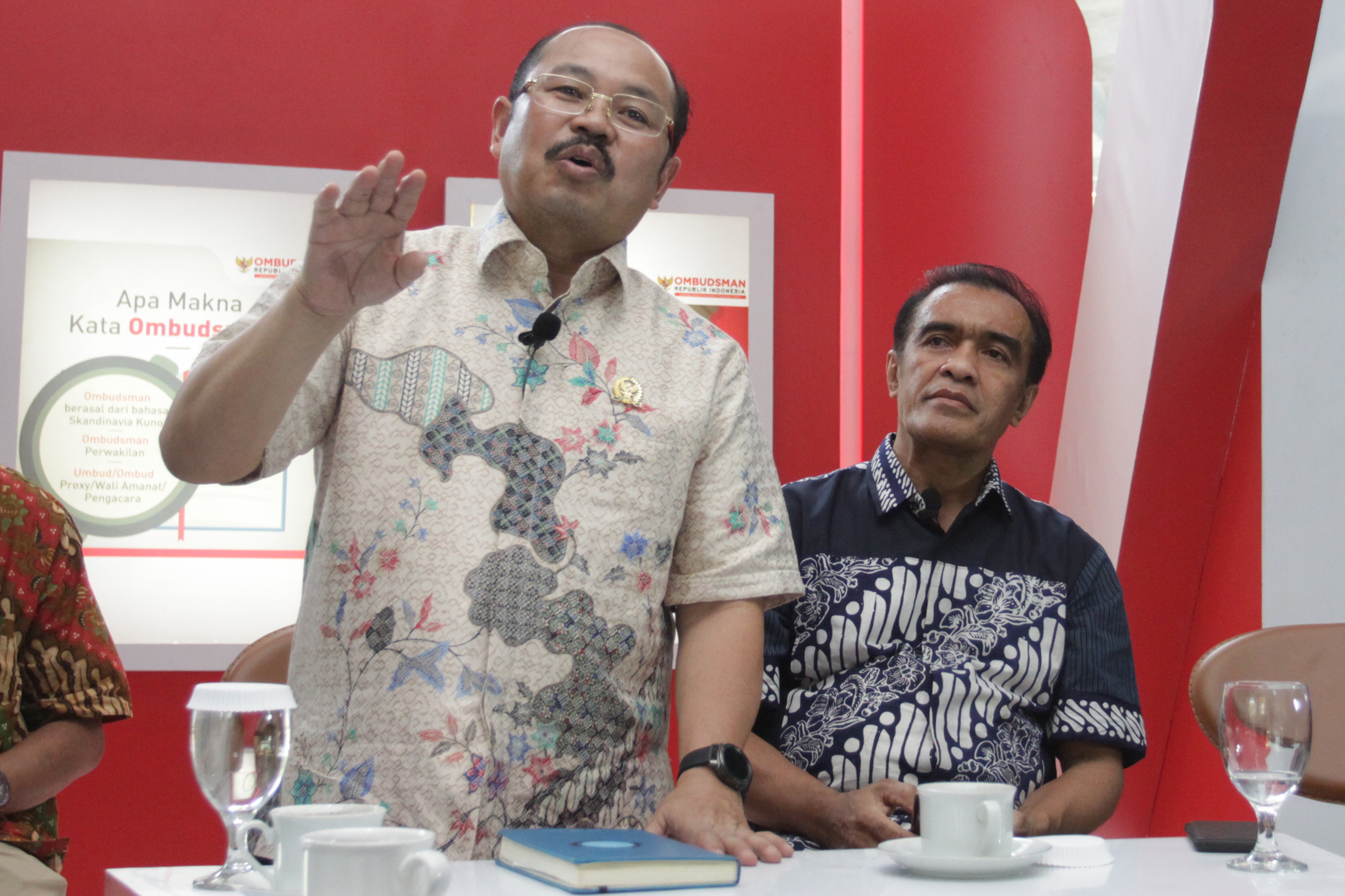 Ketua Ombudsman RI Amzulian Rifai (kiri) bersama Anggota Ombudsman Laode Ida (kanan)