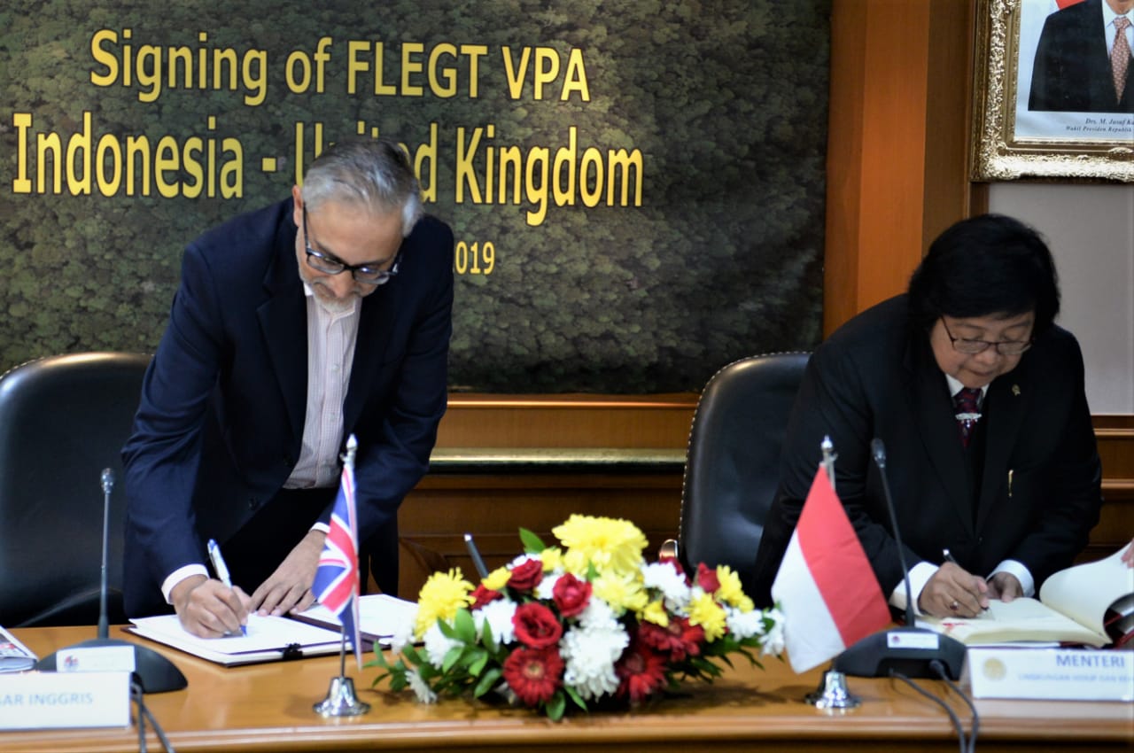 Menteri LHK (kanan) Siti Nurbaya bersama Dubes Inggris (kiri) Moazzam Malik menandatangani kerja sama FLEGT