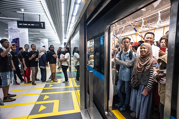 Warga menunggu keberangkatan kereta MRT di Stasiun MRT Bundaran HI, Jakarta