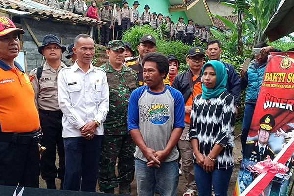  Kepala Sespimma Polri, Brigjen Pol Safril Nursal (kiri) meninjau rumah Suhana, 42, yang beres direhab di Kampung Gunung Putri, RT 03 RW 10,