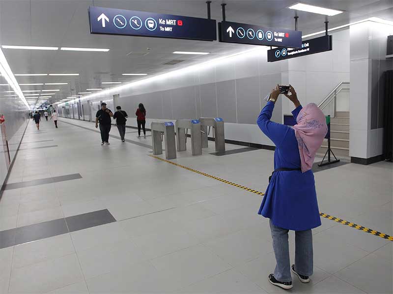 Suasana di dalam stasiun Moda Raya Terpadu (MRT) Bundaran HI, saat uji coba publik di akhir pekan, Jakarta, Minggu (17/3).