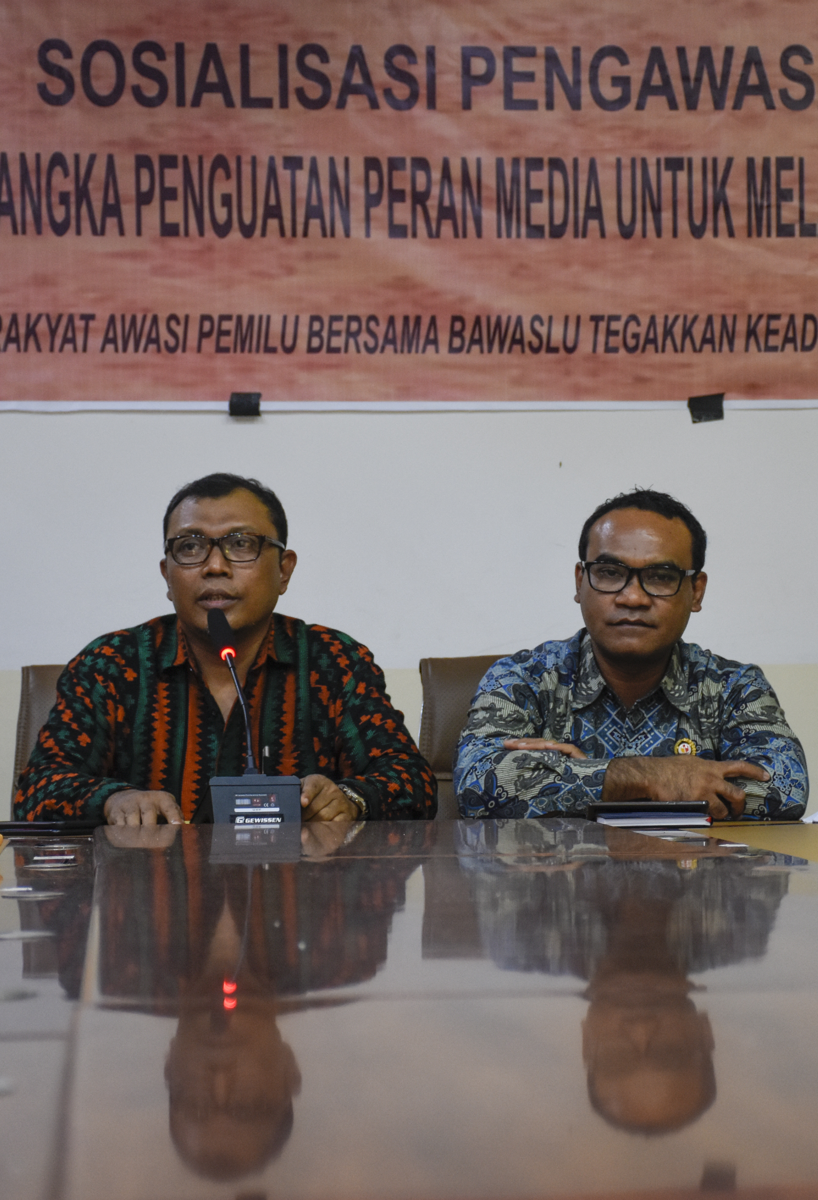  Ketua Bawaslu NTB Muhammad Khuwailid (kiri) didampingi Kepala Divisi Pengawasan Bawaslu NTB Umar Ahmad Seth (kanan) 