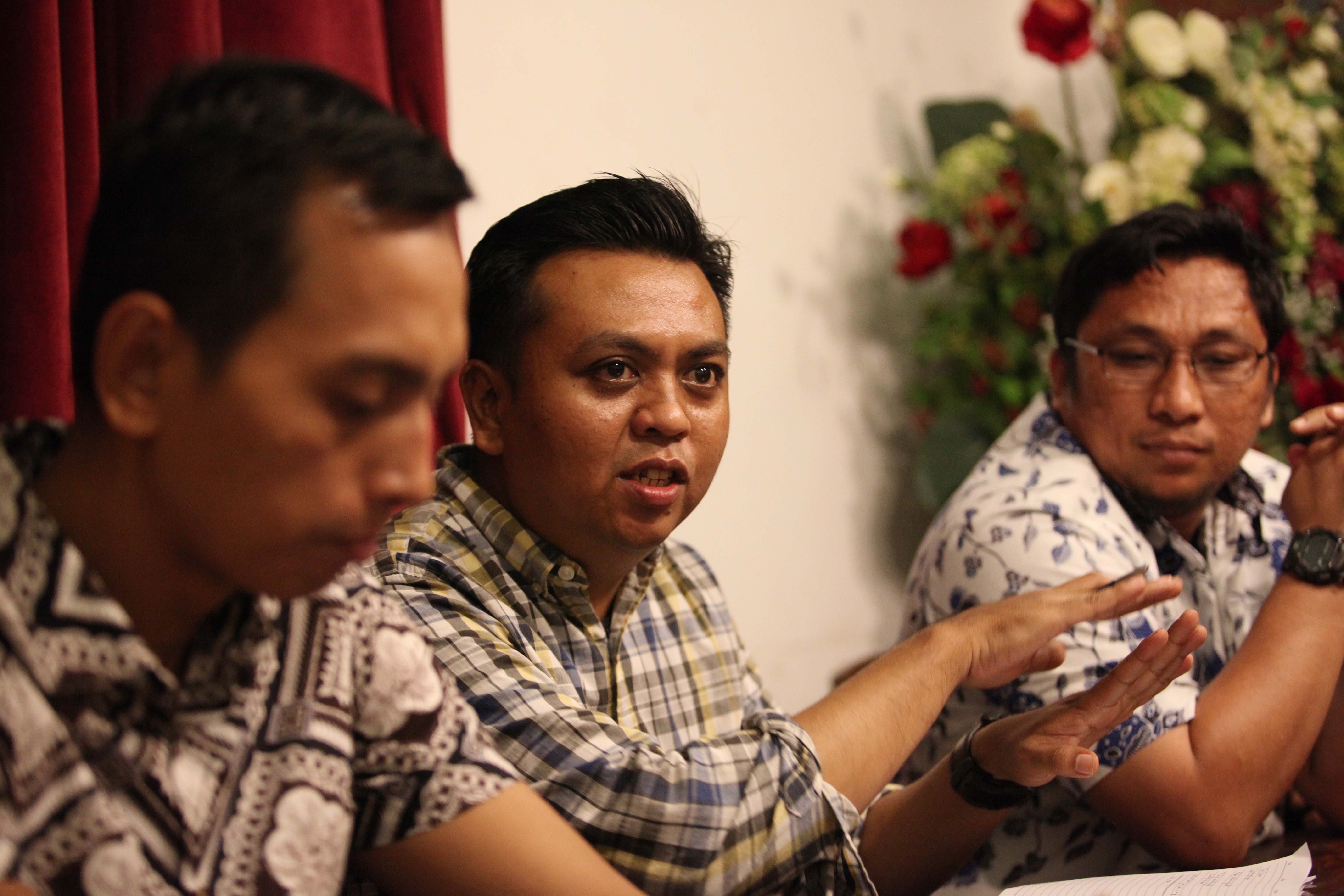 MENCARI HAKIM PELINDUNG HAK KONSTITUSI: Para pembicara (dari kiri) Direktur Imparsial Al Araf, peneliti Indonesian Legal Roundtable Erwin Natosmal Oemar dan Direktur Pusako Universitas Andalas Feri Amsari menyampaikan materi ketika diskusi perihal tema 