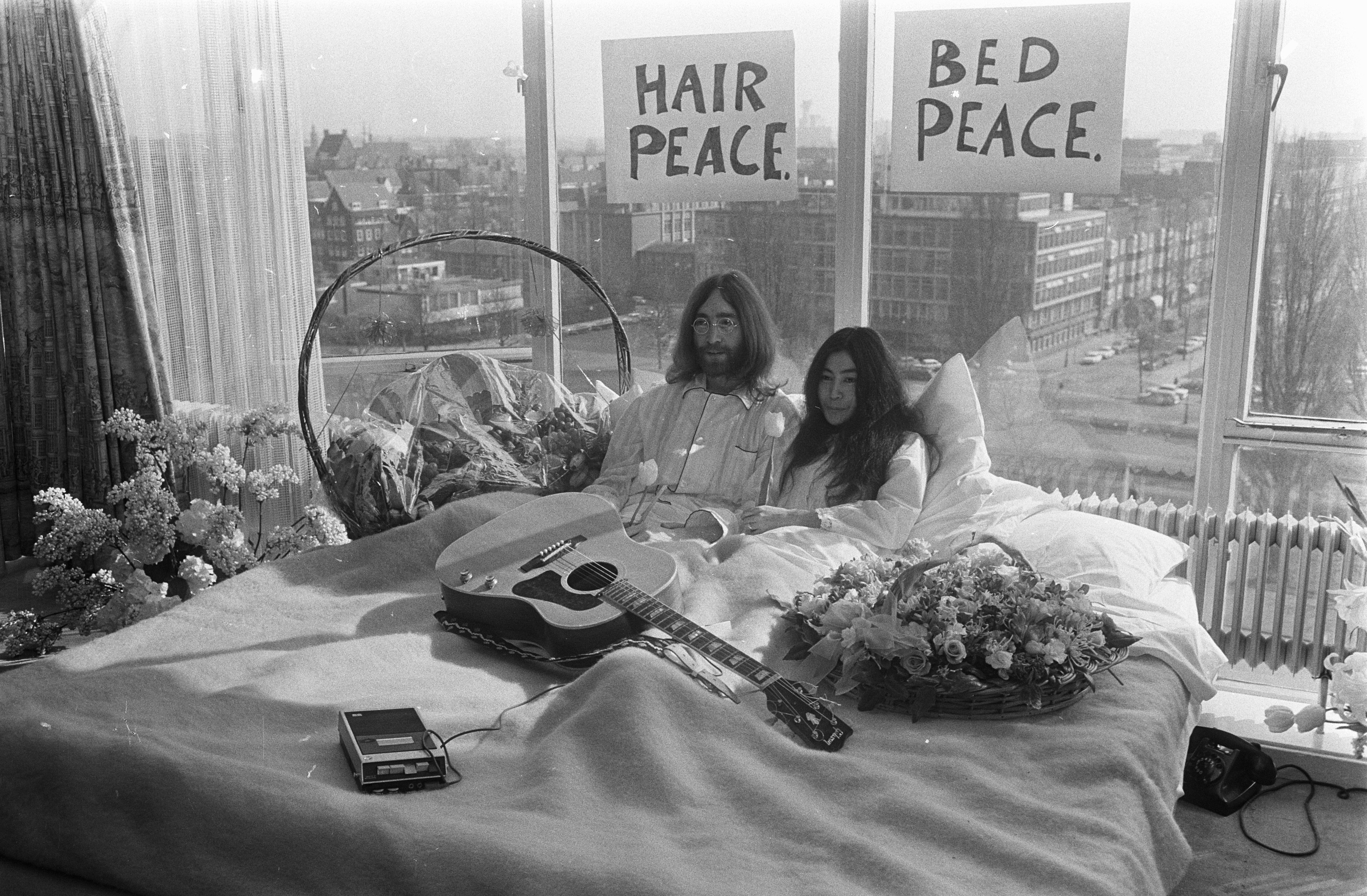 Pada 25 Maret 1969, pasangan suami istri John Lennon dan Yoko Ono memulai kampanye 'bed-in for peace'