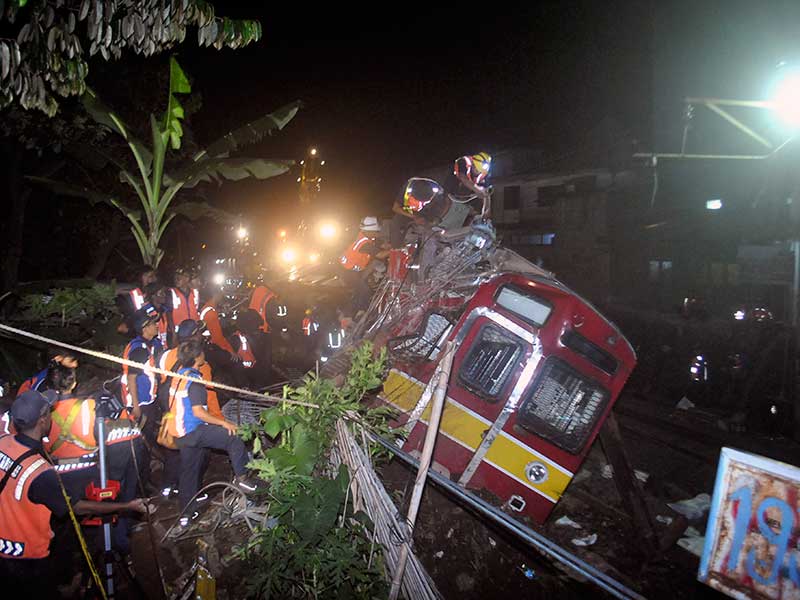 Sejumlah petugas PT KAI melakukan evakuasi pengangkatan kepala gerbong KRL Commuter Line 1722 yang anjlok di pintu perlintasan Kebon Pedes, Tanah Sareal, Kota Bogor, Jawa Barat, Minggu (10/3/2019) malam.