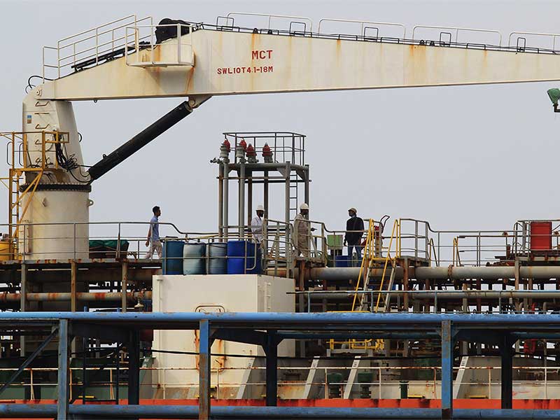  Sejumlah pekerja memeriksa persiapan memuat minyak mentah kelapa sawit (Crude Palm Oil) ke dalam kapal di pelabuhan Pelindo I Dumai, Dumai, Riau, Minggu (14/1). 