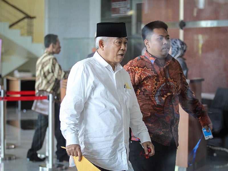 Tokoh PPP Jawa Timur Asep Saifuddin Chalim (kiri) berjalan menuju ruang pemeriksaan di Gedung KPK, Jakarta