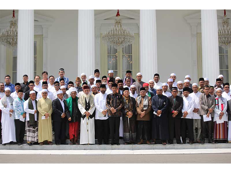 Presiden Joko Widodo didampingi Tokoh Masyarakat Aceh Surya Paloh berfoto bersama para ulama seusai pertemuan dengan ulama dari Provinsi Aceh di Halaman Istana Merdeka, Jakarta, Selasa (5/3/2019). 