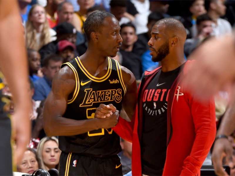 Pebasket berusia 32 tahun, Andre Ingram (kiri), berjabat tangan dengan bintang Houston Rockets Chris Paul menjelang debut perdananya di NBA bersama Los Angeles Lakers di Staples Center, California, Amerika Serikat, Rabu (11/4/2018) WIB