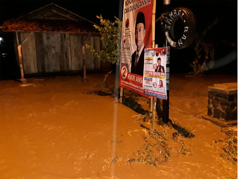 Dampang banjir bandang Sungai Cibanjaran.
