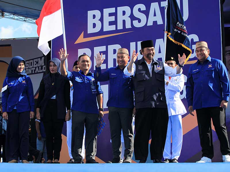 Ketua Umum Partai NasDem Surya Paloh didampingi Ketua DPP sekaligus caleg DPR dapil Gorontalo Rachmad Gobel (kanan) menyapa para saksi seusai menyerahkan surat mandat Komisi Saksi NasDem (KSN) kepada Ketua DPW Gorontalo Hamim Pou (tengah) dan perwakilan sa