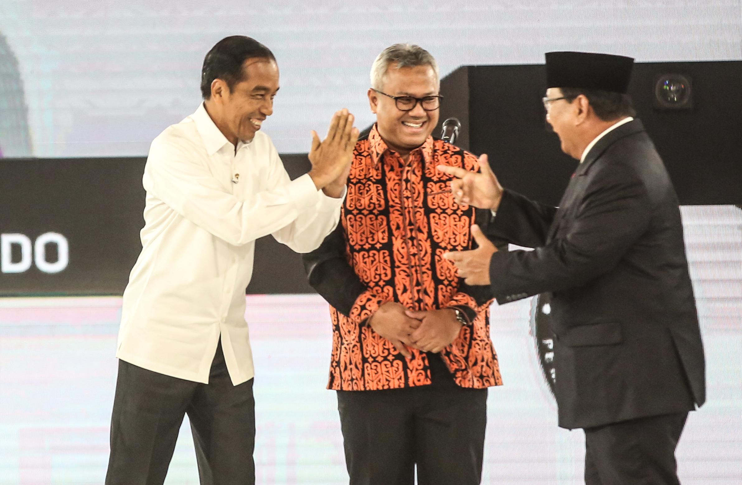 Capres Jokowi (kiri), Ketua KPU Arief Budiman, dan Capres Prabowo Subianto.
