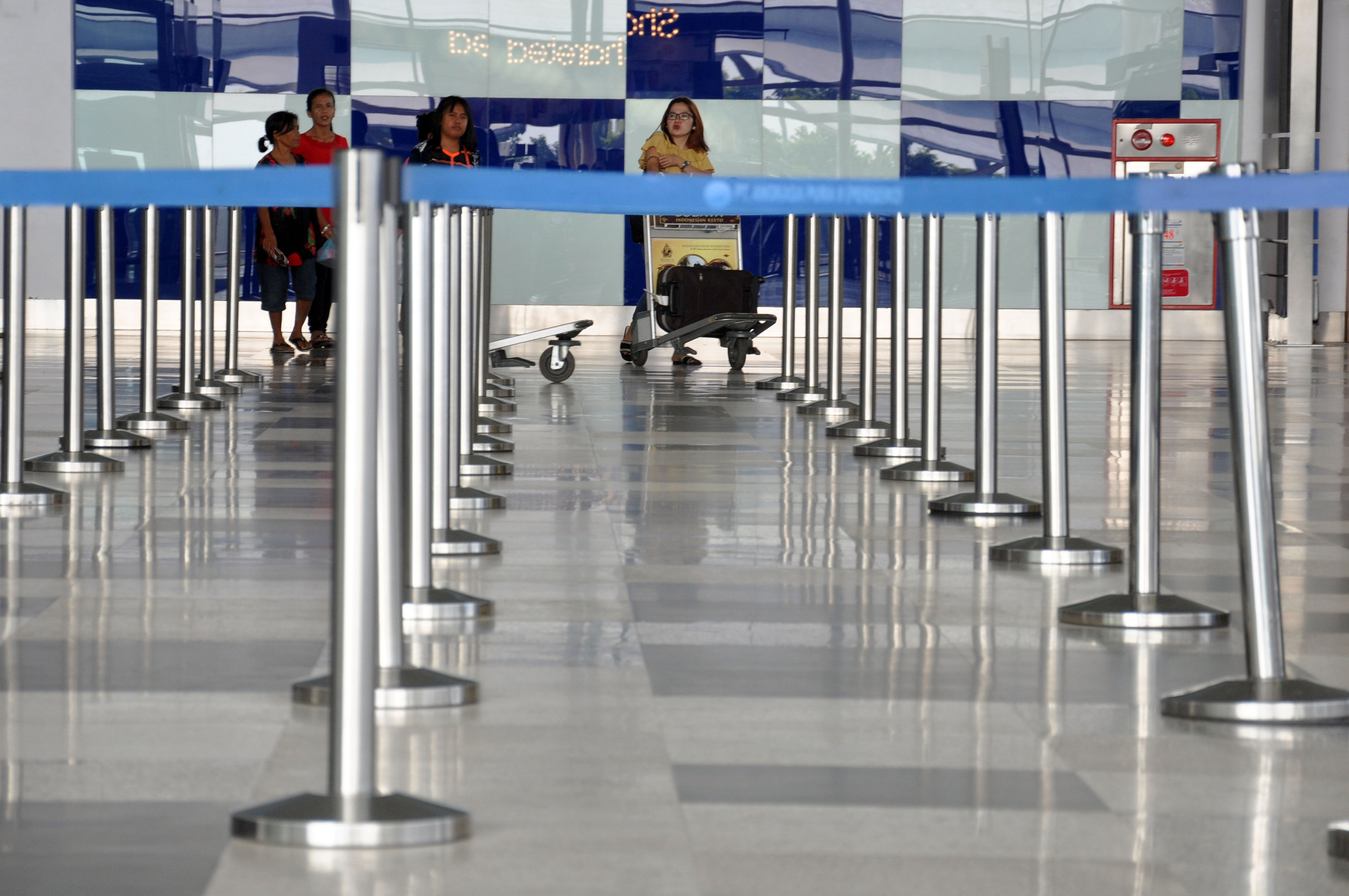 Bandara Internasional Kualanamu, Deli Serdang, Sumatera Utara, Rabu (13/2) sepi penumpang karena faktor mahalnya harga tiket.