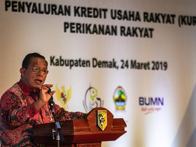 PENYALURAN KUR PERIKANAN RAKYAT: Menko Perekonomian Darmin Nasution memberikan sambutan saat acara Penyaluran Kredit Usaha Rakyat (KUR) Perikanan Rakyat di Pelabuhan Perikanan Pantai Morodemak, Demak, Jawa Tengah, Minggu (24/3/2019). 