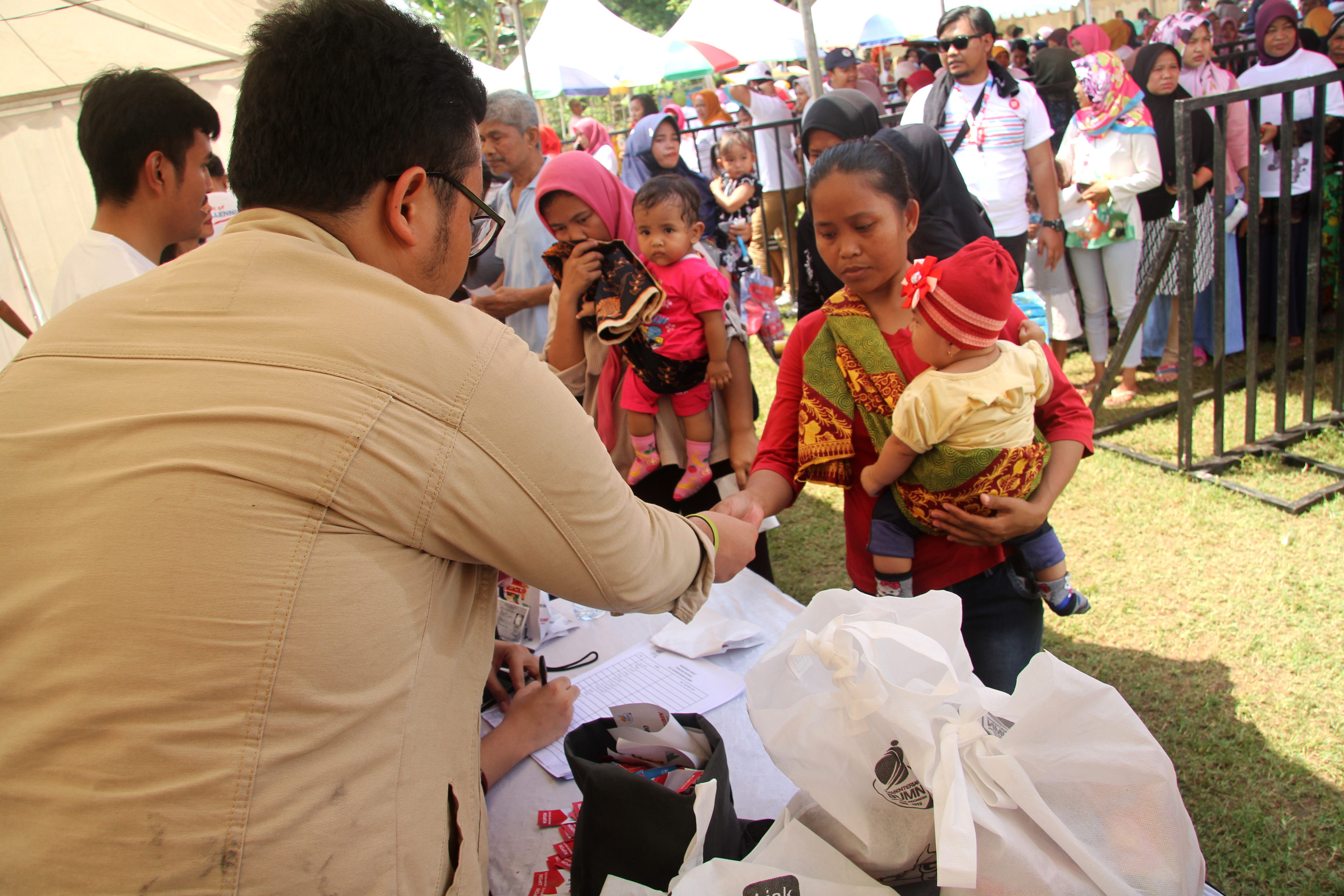 Kementerian BUMN menggelar kegiatan paket sembako murah, solar non subsidi, bersih bersih kampung sehat, dan pesta rakyat yang dikemas dalam