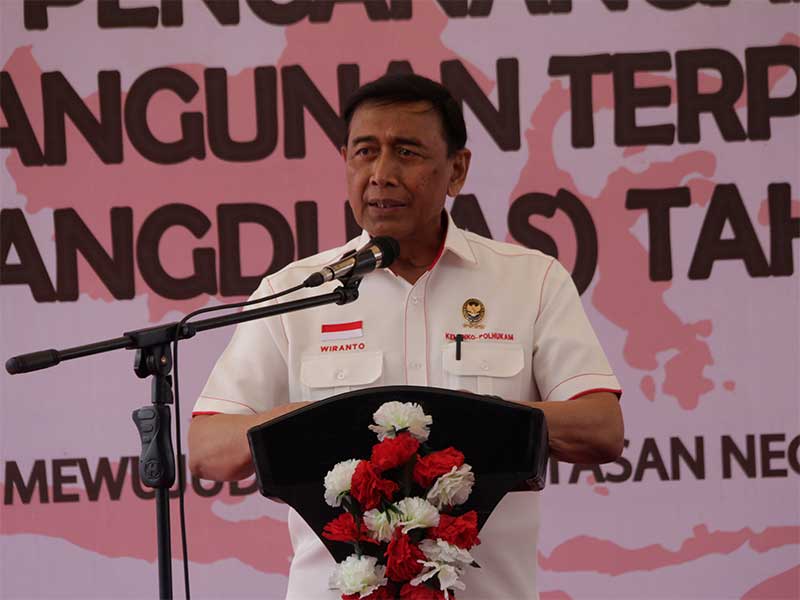  Menkopolhukam Wkiranto meninjau reservoir dan rumah khusus prajurit perbatasan Lanal Morotai, Maluku Utara, Senin (18/3).