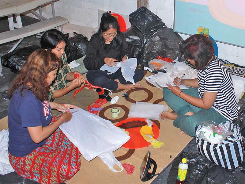RUANG BERKARYA: Mutia, Lily, Ayu, dan Ryani berkumpul di ruangan berukuran 3,5 x 6 meter yang berfungsi sebagai basecamp Tactic Plastic berkarya.