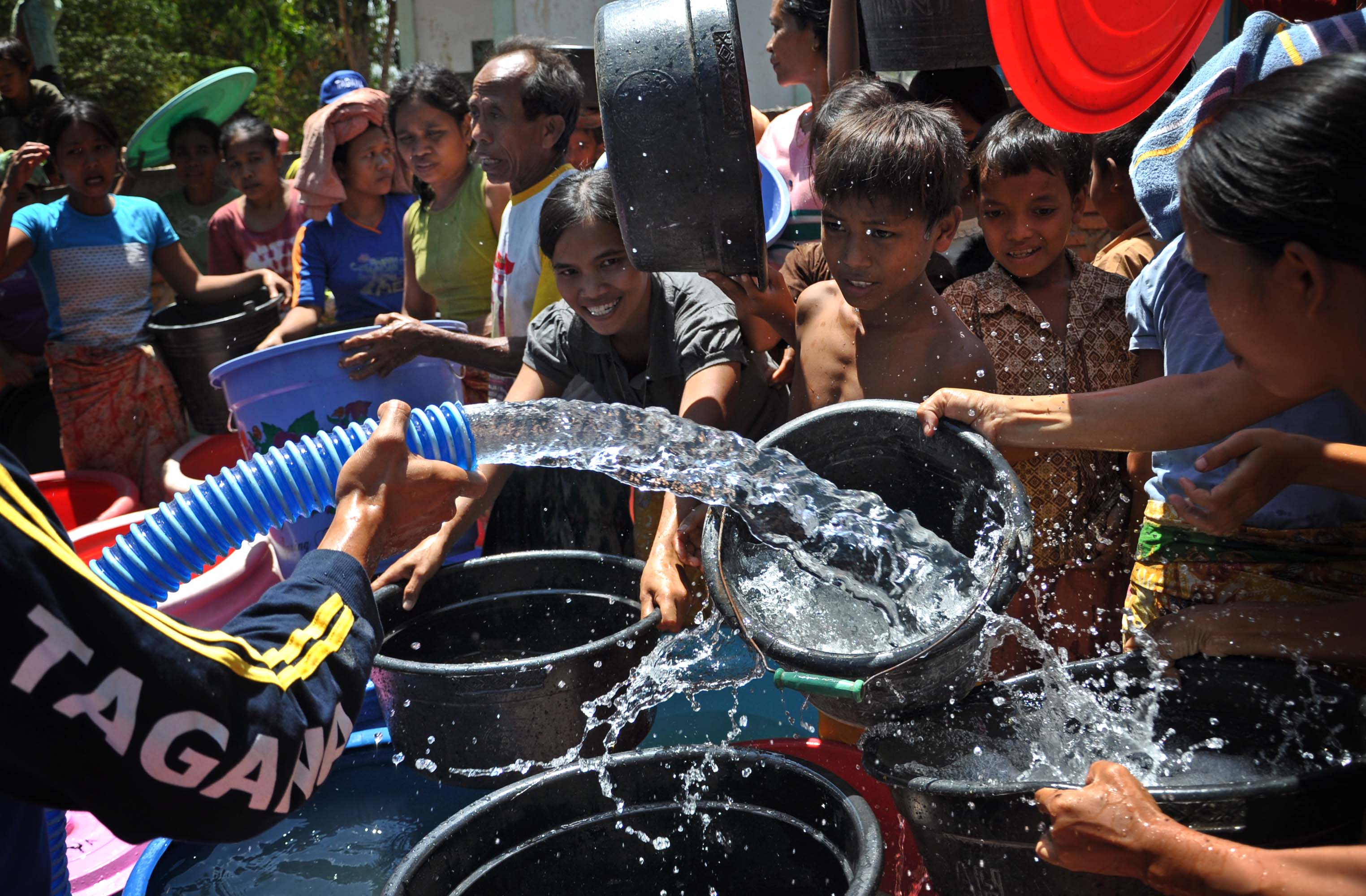 Puluhan warga berebut untuk mendapatkan air bersih.