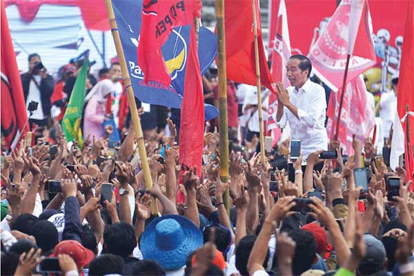 SERUAN UNTUK PENDUKUNG: Calon presiden nomor urut 01 Joko Widodo menyapa para pendukungnya saat kampanye terbuka di Jember Sport Garden, Ajung, Jember, Jawa Timur, kemarin. Jokowi menyeru kepada para pendukung pasangan Joko Widodo-Ma’ruf Amin yang hadir da