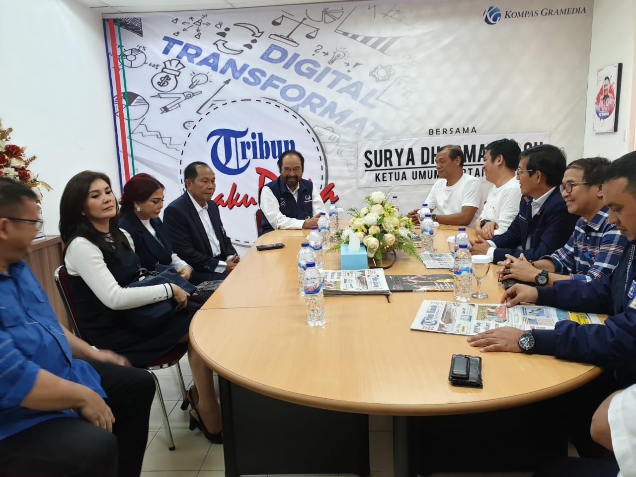 Ketum Partai NasDem Surya Paloh (tengah) bertemu dengan pimpinan Tribun Manado Kompas Gramedia