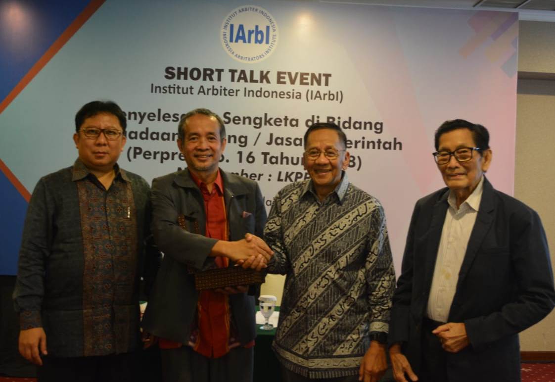 Penyerahan plakat dari Ketua IArbI, Agus Kartasasmita (kedua kanan), kepada Kepala Sub Direktorat Penanganan Permasalahan Kontrak LKPP 