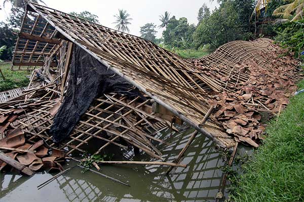 Kondisi rumahnya yang rusak parah akibat angin puting beliung di Kampung Sawah, Kelurahan Jati Mulya, Kecamatan Cilodong, Depok, Jawa Barat,