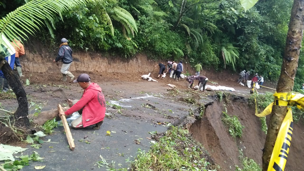 Akses Jalan Wisata di Gunung Bromo Longsor