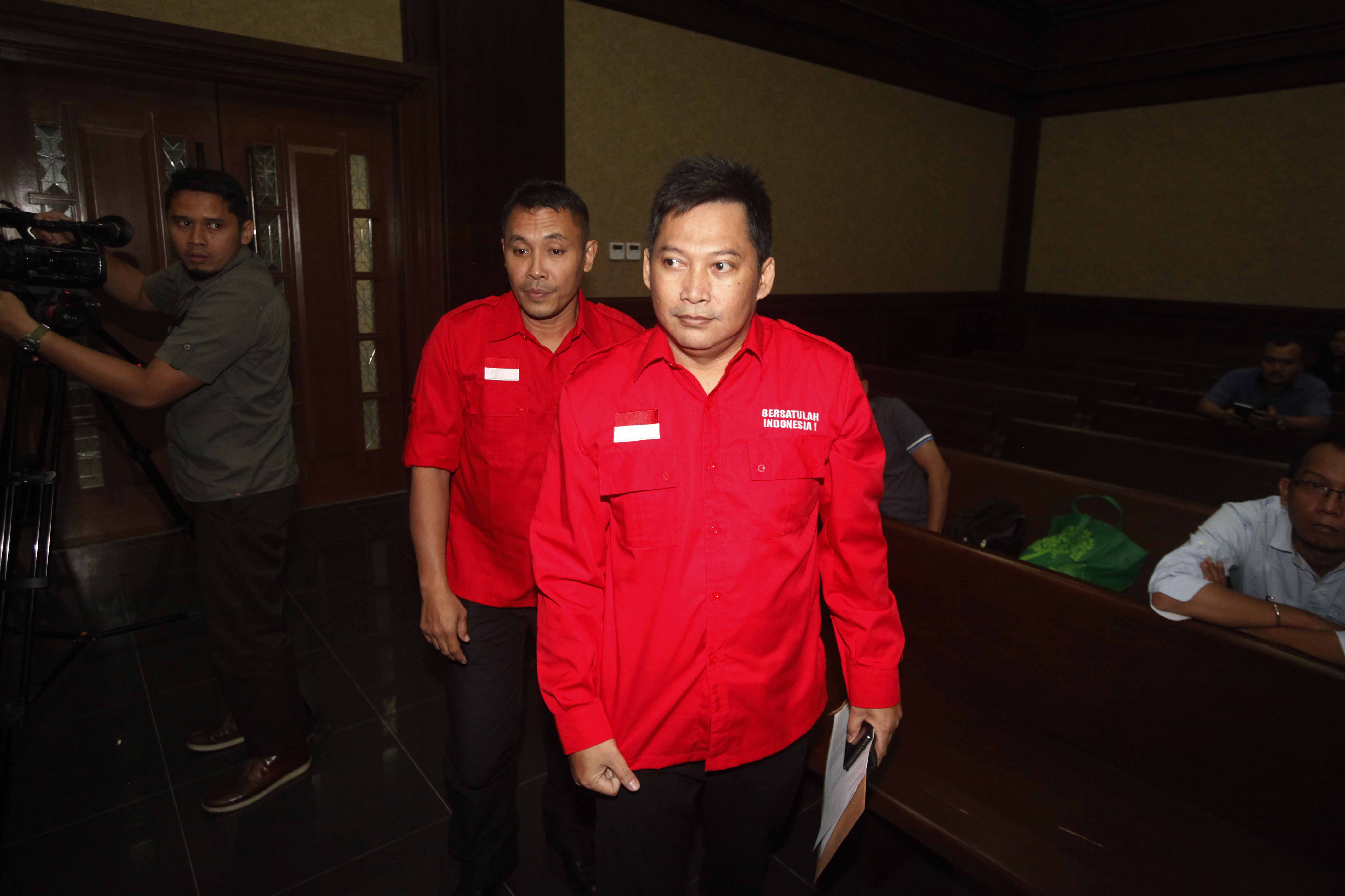 Darmawan Sepriosa (kiri) dan Setiyardi Budiono saat persidangan di Pengadilan Negeri Jakarta Pusat, Bungur, pada 2016.