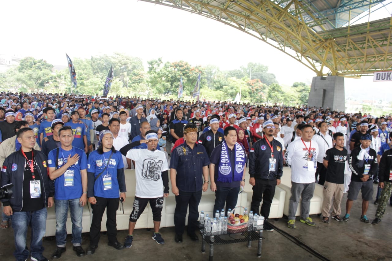  Ketua Tim Kampanye Nasional (TKN) Jokowi-Amin, Erick Thohir, bersama Bobotoh deklarasi dukung Jokowi