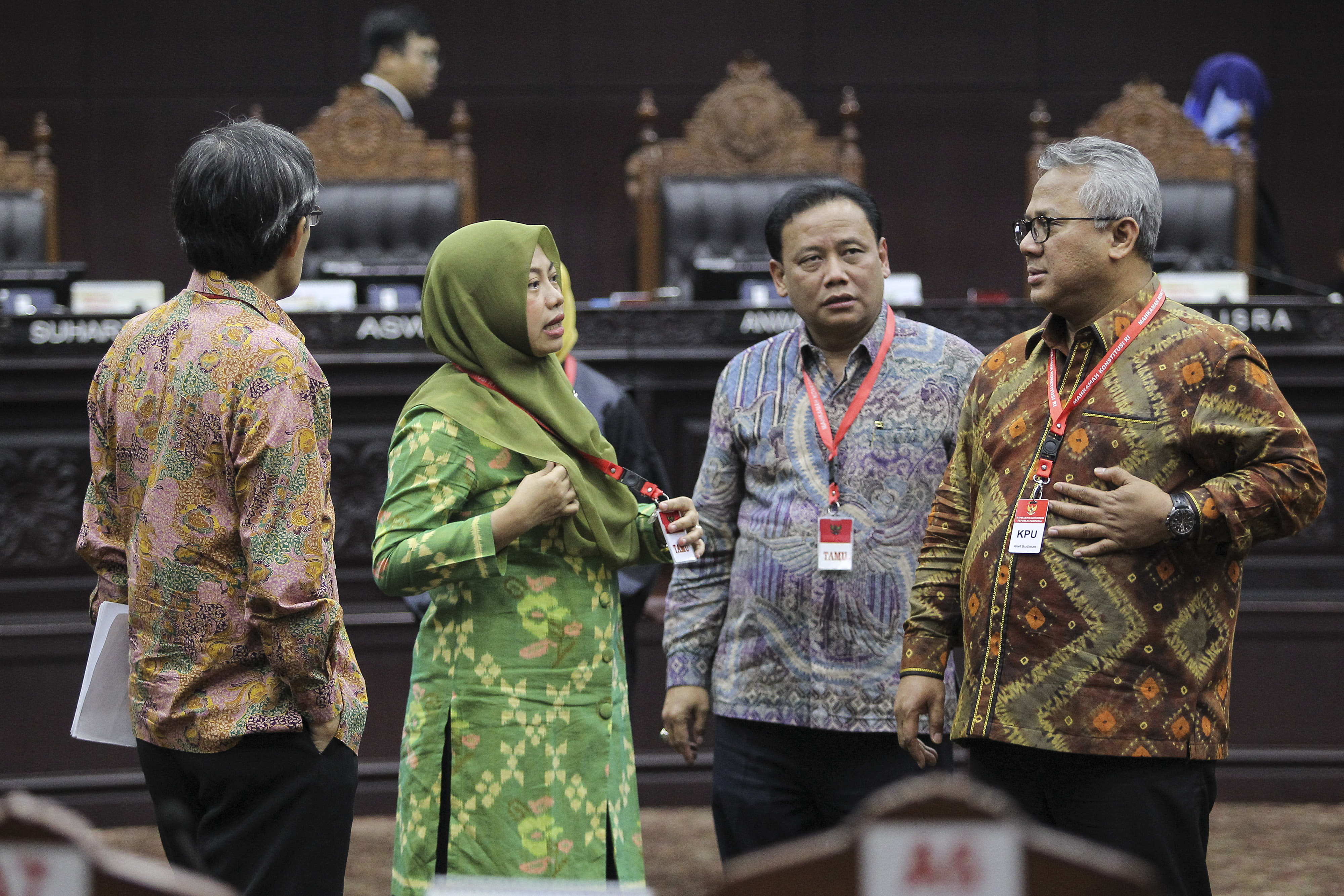 Ketua KPU Arief Budiman berbincang dengan pegiat LSM dalam sidang putusan uji materi UU nomor 7 tahun 2017, Kamis (28/7)