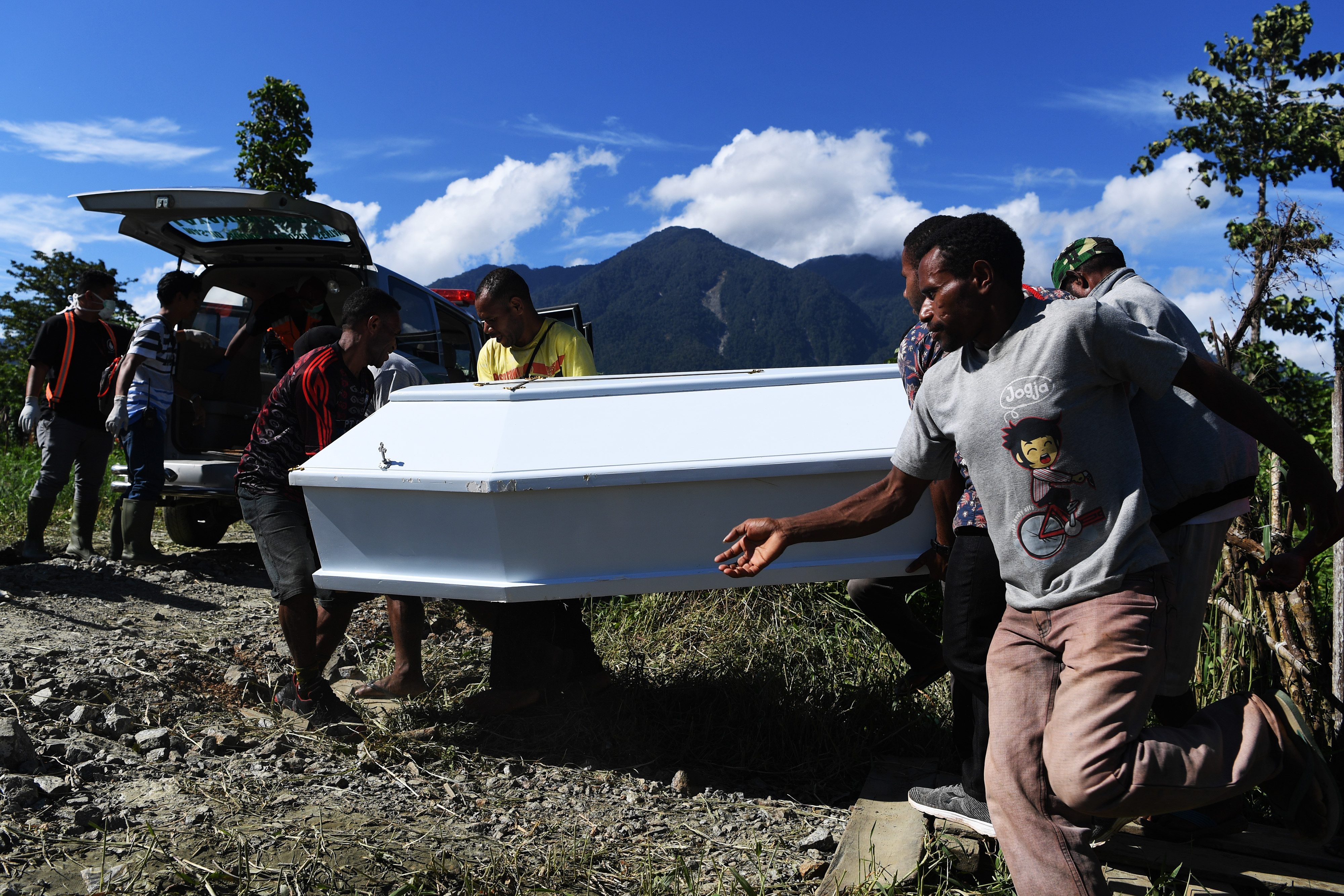 Pemakaman salah satu korban banjir bandang Sentani, Sabtu (23/3).
