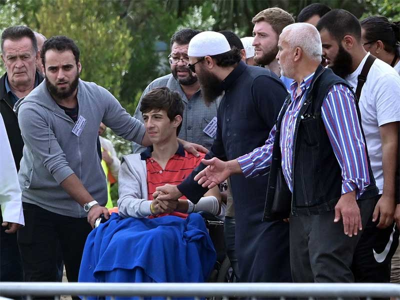 Zaid menghadiri pemakaman dengan menggunakan kursi roda. 