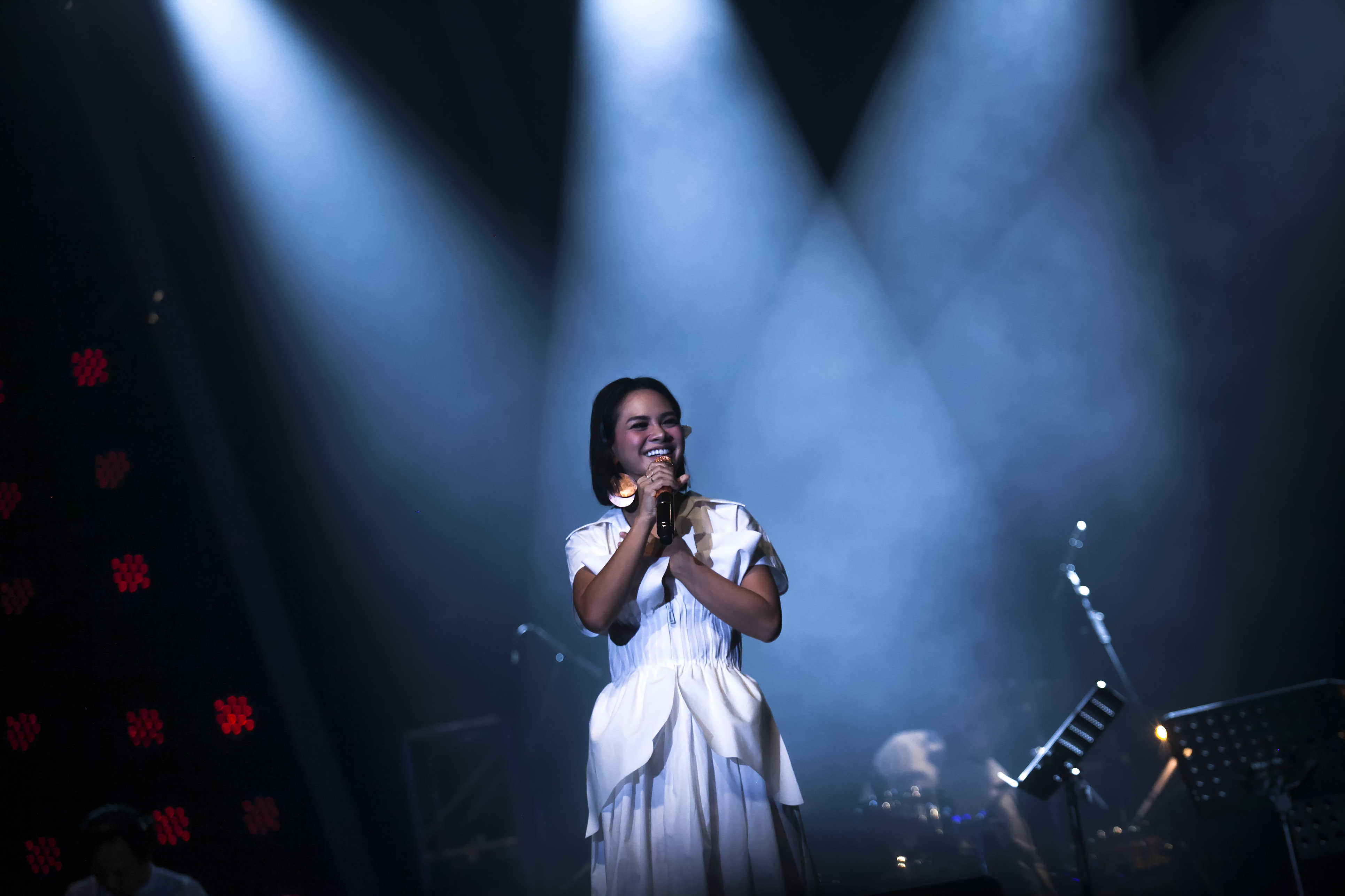 Aksi Penyanyi Andien saat membawakan lagu Through the Fire 