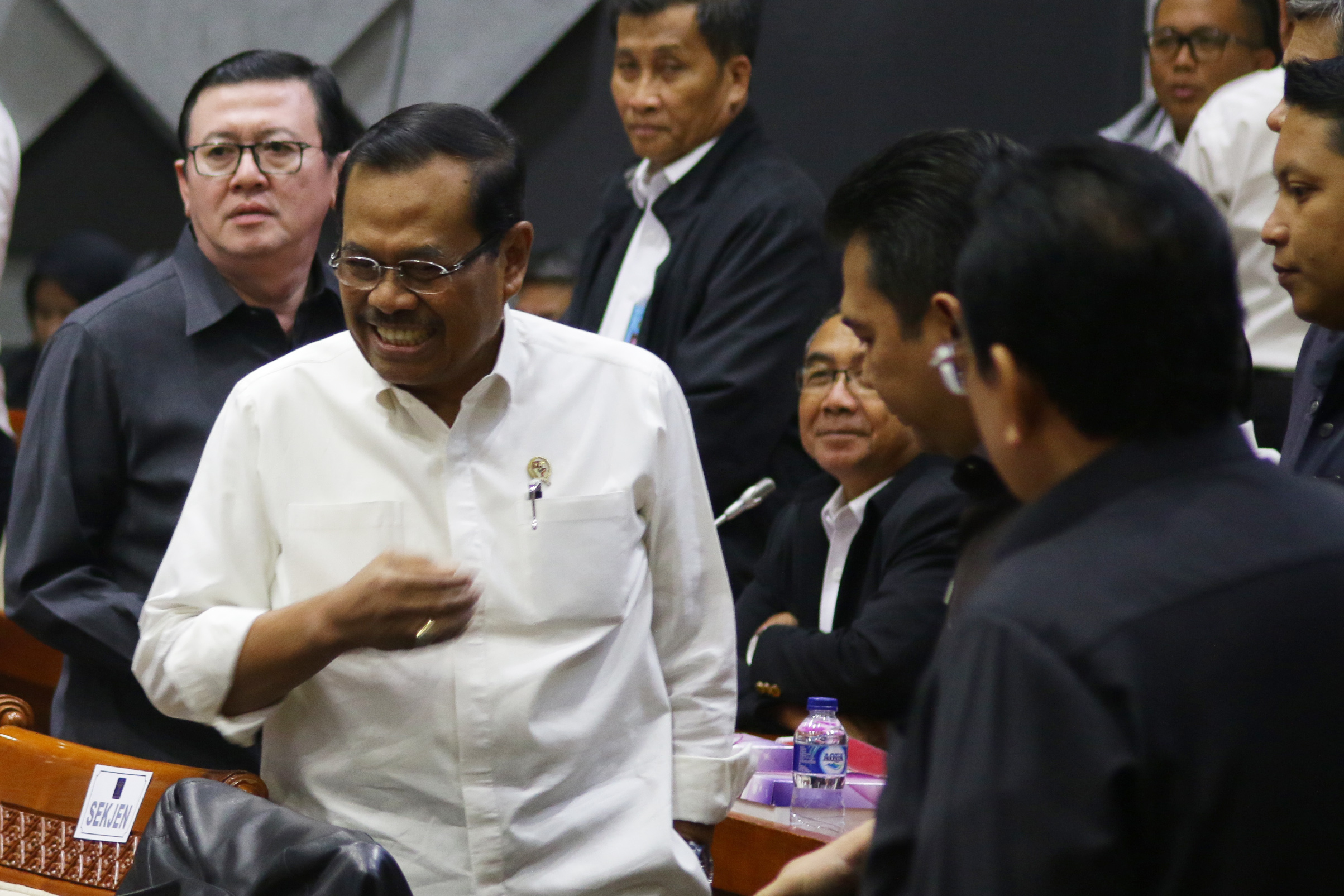  Jaksa Agung HM Prasetyo (kedua kiri) berbincang dengan anggota DPR saat bersiap mengikuti rapat kerja dengan Komisi III DPR