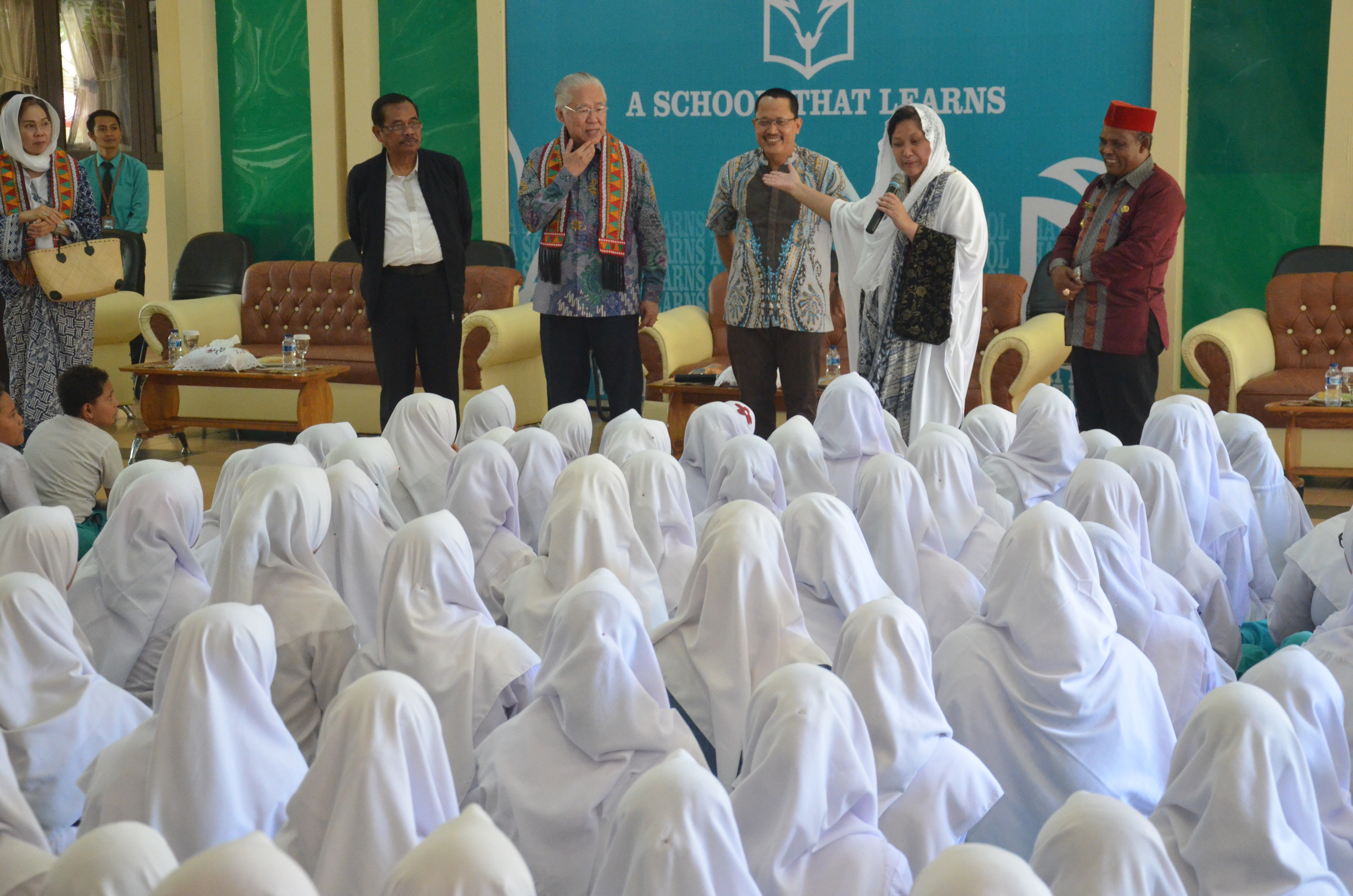 Jaksa Agung Muhammad Prasetyo, Menteri Perdagangan Enggartiasto Lukita, dan Deputy Chairman Media Group Lestari Moerdijat saat mengunjungi Sekolah Sukma Bangsa (SSB).