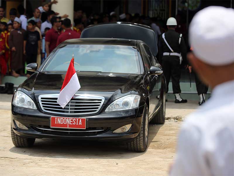 Presiden Joko Widodo menyerahkan sertifikat tanah wakaf usai melaksanakan ibadah Salat Jumat di Masjid Istiqlal, Lampung, Jumat (8/3/2019). 