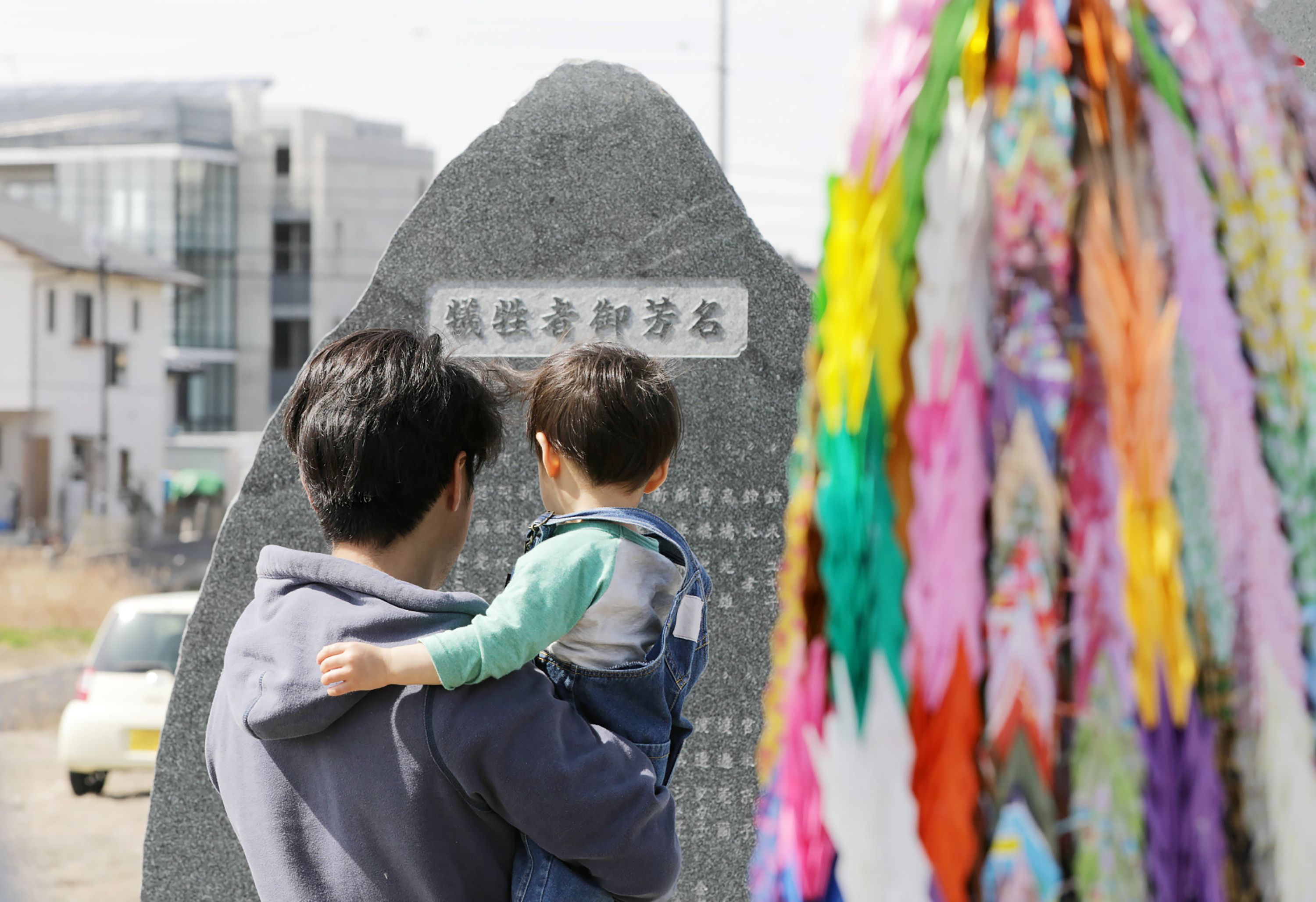 Seorang warga melihat monumen berisi nama korban gempa dan tsunami 2011 yang melanda Iwaki, Prefektur Fukushima, dalam perungatan delapan tahun bencana itu pada 10 Maret 2019.