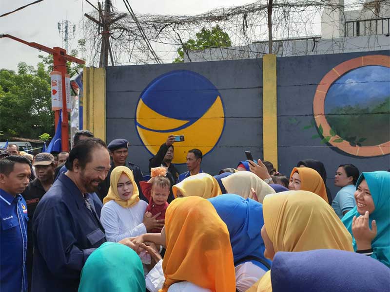 KETUA Umum Partai NasDem Surya Paloh menyapa masyarakat warga Lorong NasDem di Pantai Angin Mammiri Kota Makassar, Sulawesi Selatan (Sulsel)