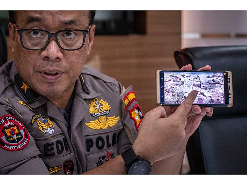 Karopenmas Divisi Humas Polri Brigjen Pol Dedi Prasetyo menunjukkan lokasi dari kasus meledaknya bom di Sibolga, di Mabes Polri, Jakarta, Rabu (13/3/2019). 