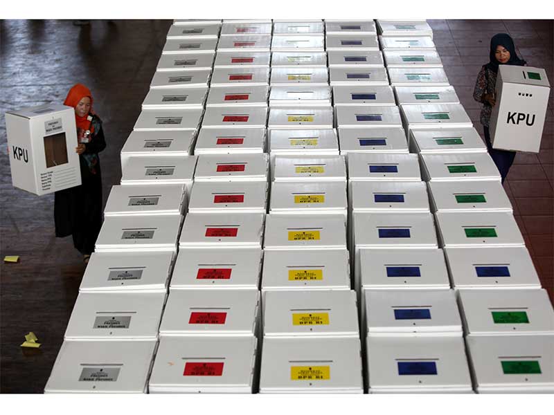  Petugas Komisi Independen Pemilihan (KIP) Banda Aceh menata kotak suara Pemilu serentak 2019 yang telah dirangkai di Banda Aceh, Aceh, Senin (4/3/2019).