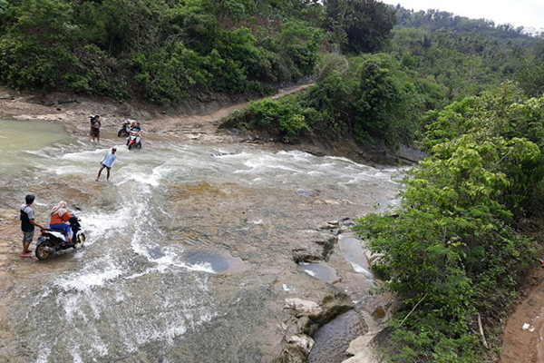Sejumlah warga di Desa Neglasari, Kecamatan Agrabinta, Kabupaten Cianjur, Jawa Barat, nekat menyeberangi aliran sungai berarus cukup deras