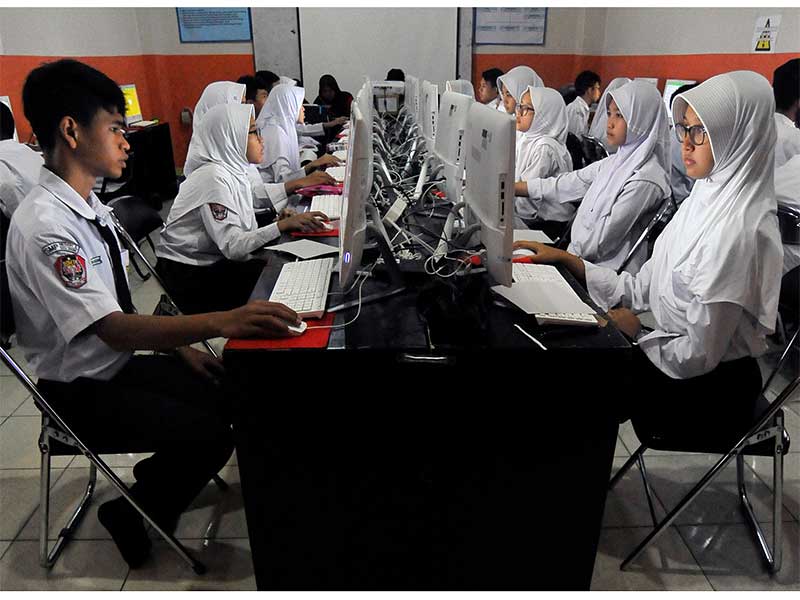 ejumlah siswa SMP Negeri 2 Serang mengikuti simulasi Ujian Nasional Berbasis Komputer (UNBK) dengan menyewa Laboratorium Komputer UNSERA di Serang, Banten, Jumat (23/2). 