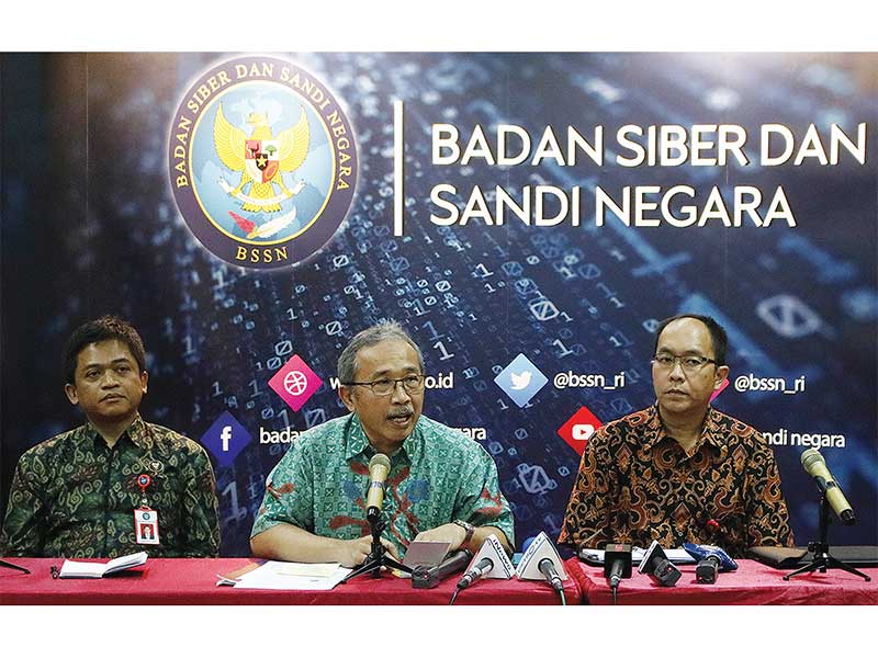 AWASI PENYEBARAN HOAKS: Sekretaris Utama BSSN Syahrul Mubarak (tengah) didampingi Direktur Deteksi Ancaman Deputi I Sulistyo (kiri) dan Direktur Pengendalian Informasi, Investigasi, dan Forensik Digital Bondan Widiawan berbicara kepada pers seusai bertemu 