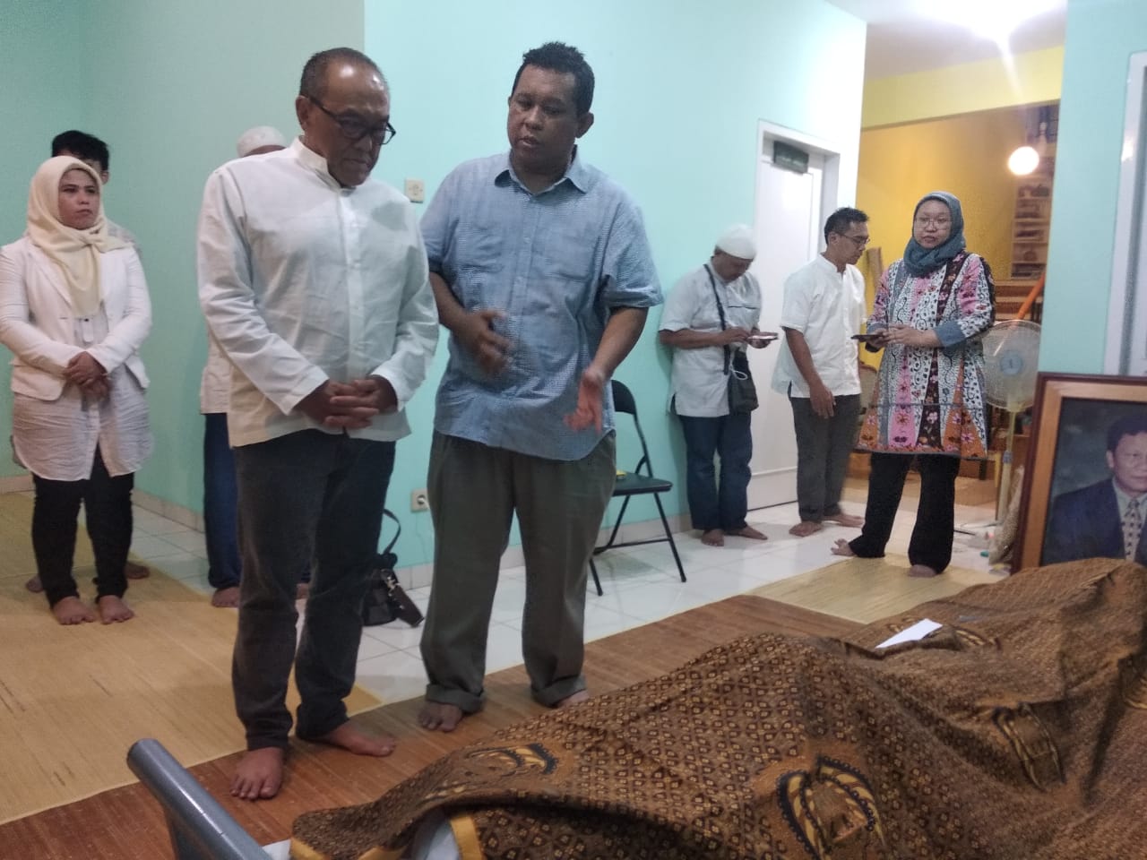 Mantan Ketua Umum Partai Golkar Aburizal Bakrie di kediaman mendiang Mahadi Sinambela, Jumat (1/3).