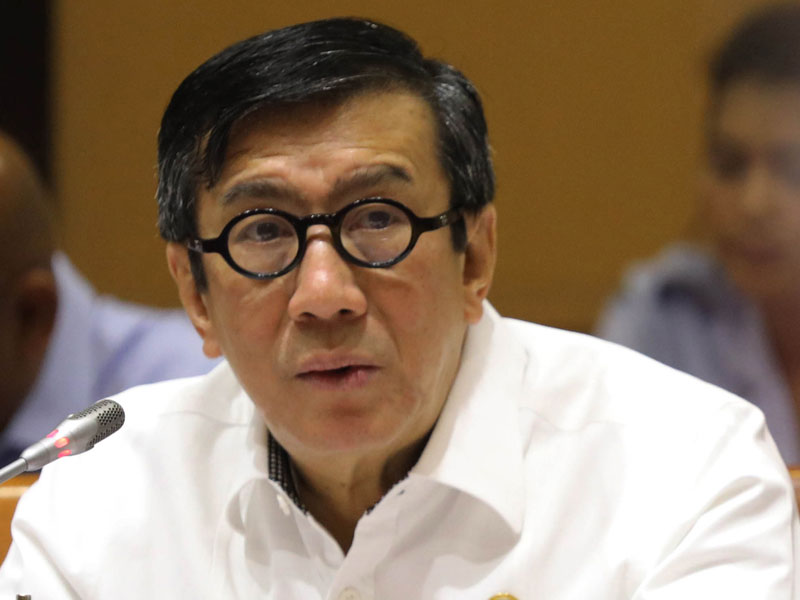 Menteri Hukum dan HAM Yasonna H Laoly mengikuti rapat kerja dengan Komisi I DPR di Kompleks Parlemen, Senayan, Jakarta