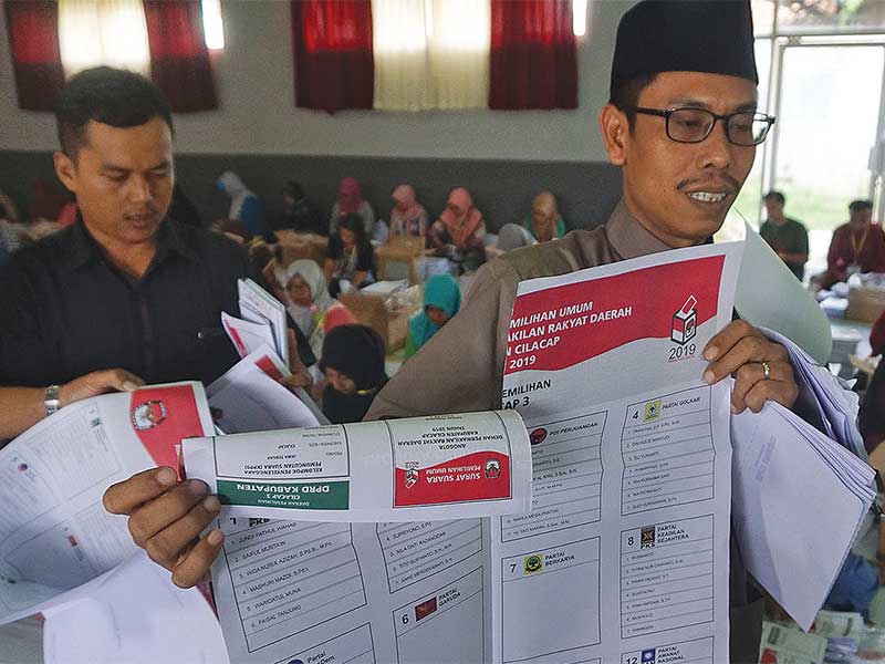 SURAT SUARA RUSAK: Petugas KPU menunjukkan surat suara rusak di Cilacap, Jawa Tengah, kemarin. Sebanyak 16 ribu lebih surat suara DPR dan DPRD provinsi dalam kondisi rusak. KPU memperkirakan kemungkinan jumlah surat suara yang rusak bakal bertambah karena 