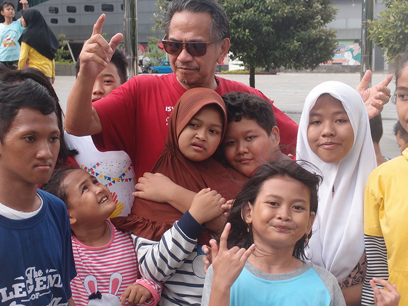  TEATER TULI RAY SAHETAPY: Aktor Senior Ray Sahetapy (berkacamata) melakukan latihan bersama kelompok Teater 7 atau Teater Tuli, di halaman TIM, Jakarta, Minggu (20/1/2019).