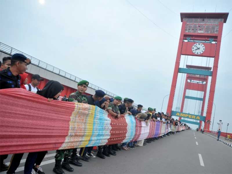 Langka, Kain Jumputan 1,1 Km Membentang di Jembatan Ampera