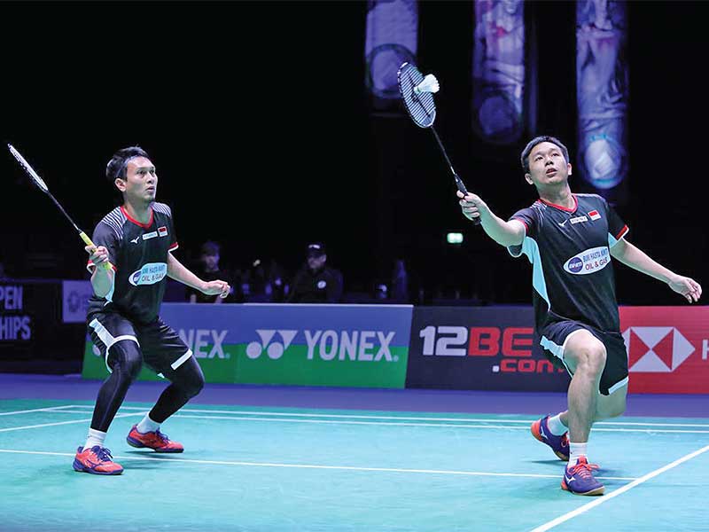 MELAJU KE SEMIFINAL: Pebulu tangkis ganda putra Indonesia Hendra Setiawan/Mohammad Ahsan mengembalikan kok ke arah pebulu tangkis ganda putra Jerman Mark Lamsfuss/Marvin Seidel dalam All England 2019 di Arena Birmingham, Inggris, kemarin. Hendra Setiawan/M