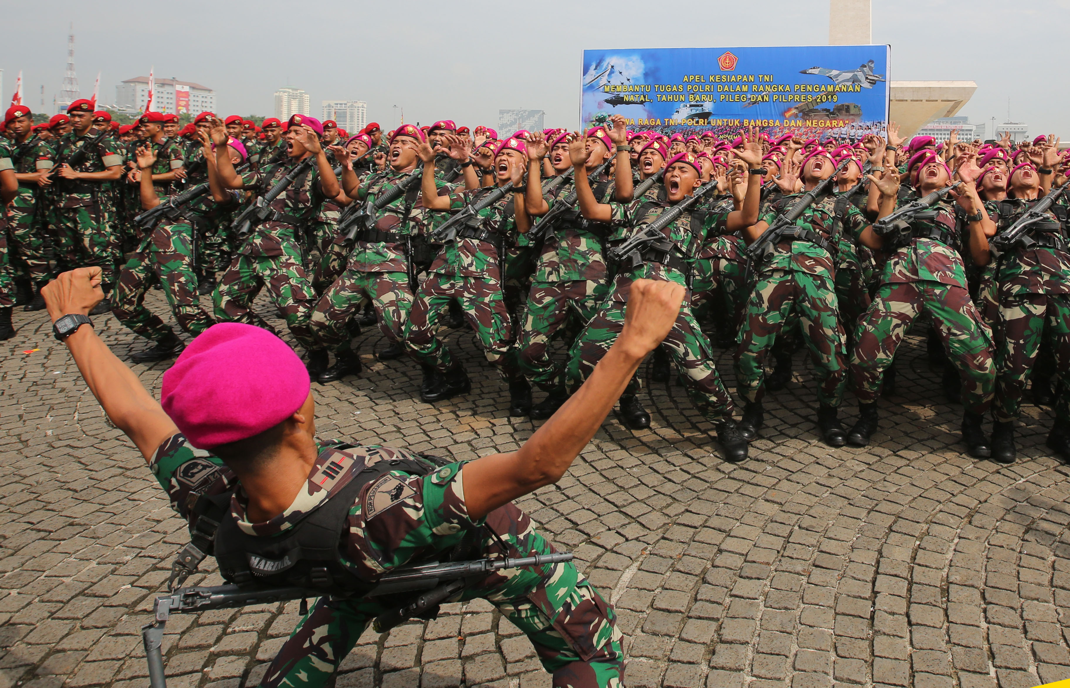 Prajurit Marinir TNI AL meneriakkan yel-yel saat apel di Lapangan Monas, Jakarta Pusat, Jumat (30/11/2018).